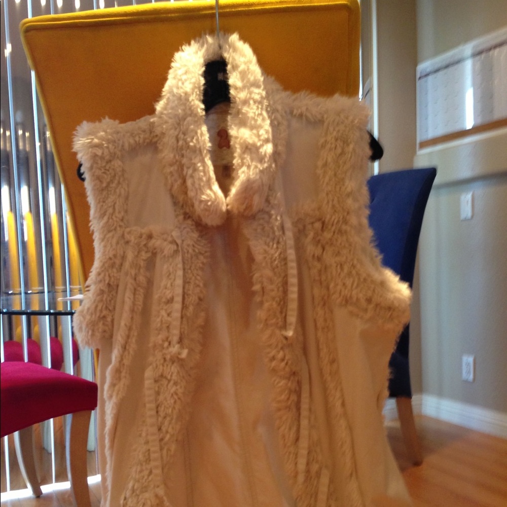 Sleeveless Jacket - Picture 2 of 6